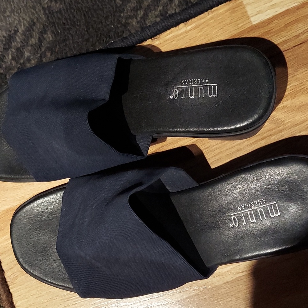 Munro American 10W wedge navy blue stretch wide band sandal